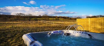 Starlight Lodge - 4 bedroom Barn with Hot Tub!