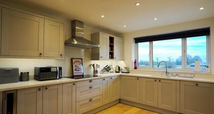 Starlight Lodge - 4 bedroom Barn with Hot Tub!