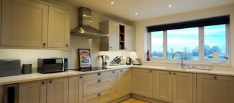 Starlight Lodge - 4 bedroom Barn with Hot Tub!