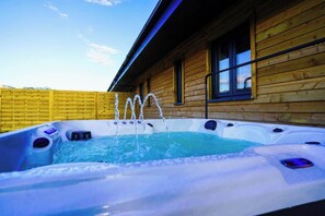 Outdoor spa tub - Starlight Lodge - 4 bedroom Barn with Hot Tub! (South Godstone)