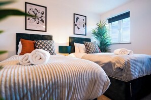 4 bedrooms, iron/ironing board, WiFi, bed sheets