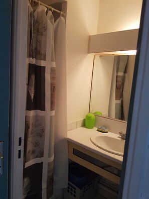 Shower, hair dryer, towels, toilet paper - 80 m from the beach, 27 m2 studio for rent (Frontignan)