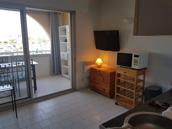 Interior - 80 m from the beach, 27 m2 studio for rent (Frontignan)
