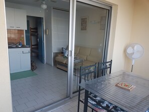 Dining - 80 m from the beach, 27 m2 studio for rent (Frontignan)