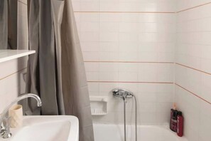 Sèche-cheveux, serviettes fournies, savon, papier toilette