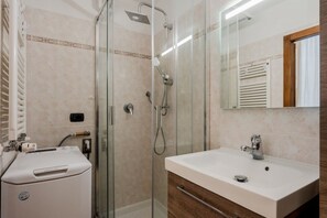 Shower, bidet, towels