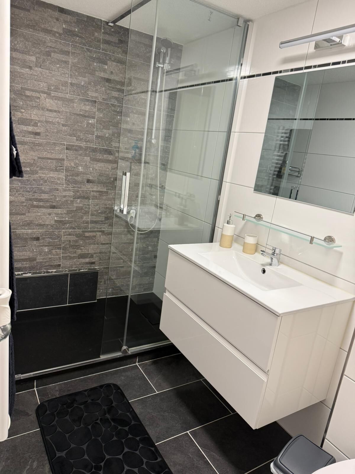 Dusche, Haartrockner, Handtücher, Toilettenpapier
