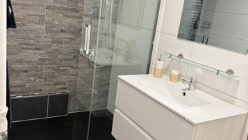 Dusche, Haartrockner, HandtĂŒcher, Toilettenpapier