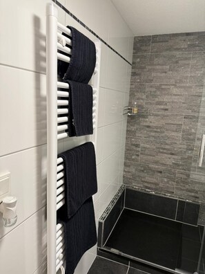 Bruser, hårtørrer, håndklæder, Toiletpapir
