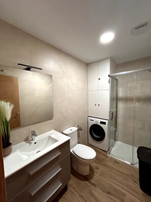 Douche, séchoir à cheveux, serviettes fournies