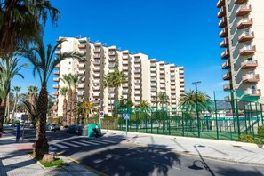 Exterior - Las Gondolas Beach Apartment 2 with Sea Views, Shared Pool, Balcony and Wi-Fi (Almunecar)