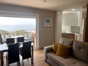 TV - Las Gondolas Beach Apartment 2 with Sea Views, Shared Pool, Balcony and Wi-Fi (Almunecar)