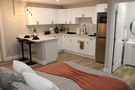 1 bedroom, iron/ironing board, free WiFi, bed sheets. Cozy & Stylish Studio Getaway