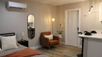 Iron/ironing board, free WiFi, bed sheets