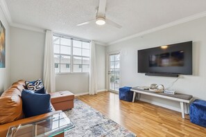 Smart-tv, boeken, een stereo en een computerscherm