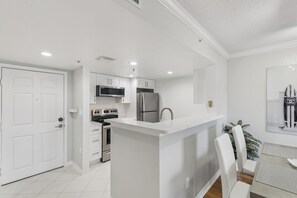 冷蔵庫、電子レンジ、オーブン、コンロ