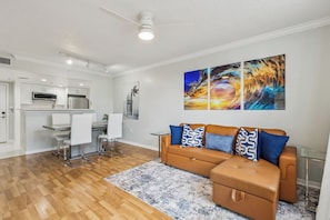 Smart-tv, boeken, een stereo en een computerscherm