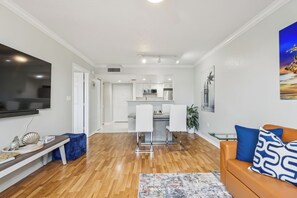 スマートテレビ、書庫、ステレオ、PC モニター