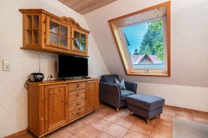 TV, mesa de pingue-pongue, aparelho de som