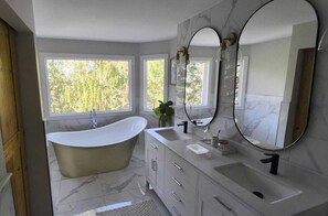 Douche, serviettes fournies, papier toilette