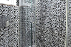 Douche, sèche-cheveux, serviettes fournies, savon