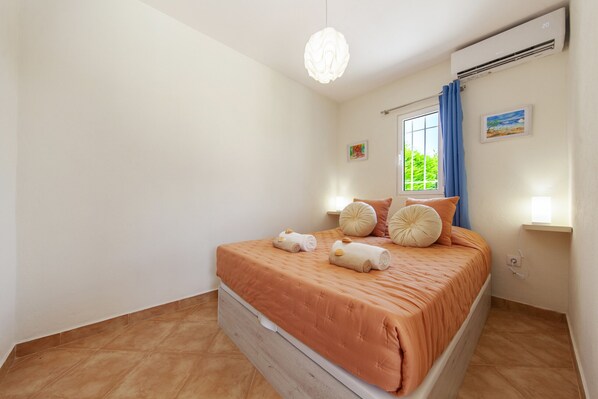 2 bedrooms, cribs/infant beds, bed sheets