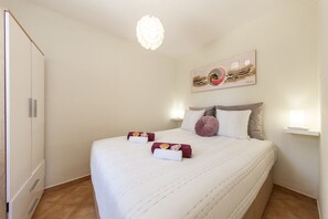 2 bedrooms, cribs/infant beds, bed sheets