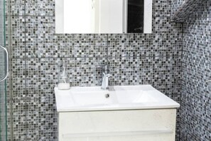 Shower, hair dryer, soap - Estia apartment (Athina)