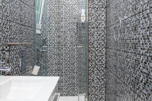 Douche, sèche-cheveux, savon