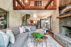 TV, lareira, escritórios