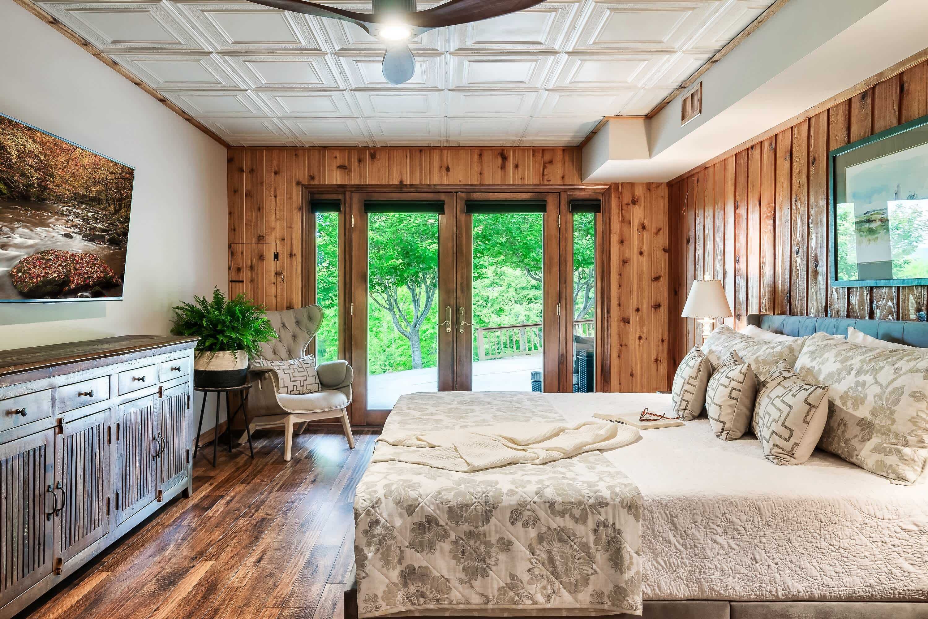 8 bedrooms, desk, iron/ironing board, travel crib