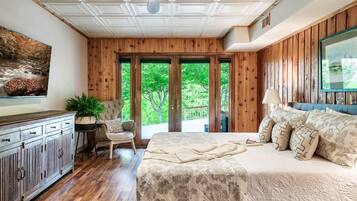 8 bedrooms, desk, iron/ironing board, travel crib