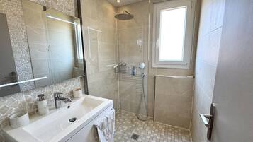 Shower, hair dryer, towels