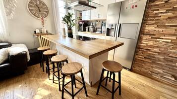 Kühlschrank, Mikrowelle, Ofen, Geschirrspüler