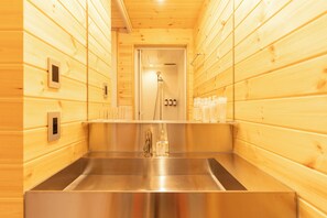 Dusche, Haartrockner, Bidet, Handtücher