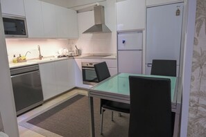 Microwave, stovetop, dishwasher - Casa Julio - Coastal Accommodation in Alcalá (Alcalá)