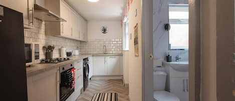 Four à micro-ondes, un four, surface de cuisson, lave-vaisselle