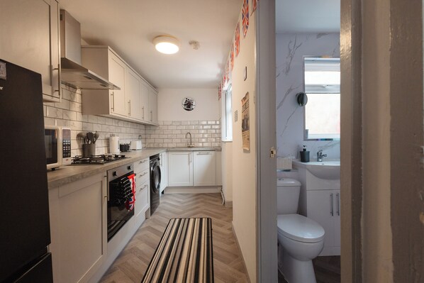 Mikrowelle, Ofen, Herdplatte, Geschirrspüler