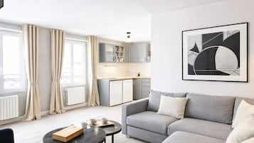 Deluxe maisonnette, uitzicht op de stad | Woonruimte | Een 80-cm smart-tv met digitale zenders