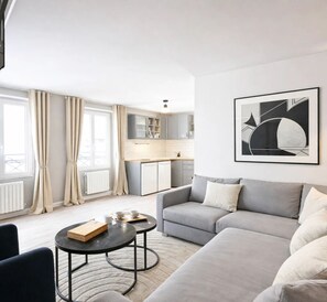 Deluxe-paritalo, kaupunkinäköala | Oleskelualue | 80–senttinen äly-TV, jossa digitaalikanavat