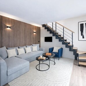 Deluxe-dupleks - byudsigt | Opholdsområde | 80-centimeters smart-tv med digitale kanaler