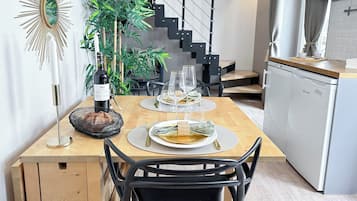 Deluxe Duplex, City View | Dining room