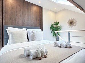 Deluxe Duplex, City View | Iron/ironing board, travel cot, free WiFi, bed sheets