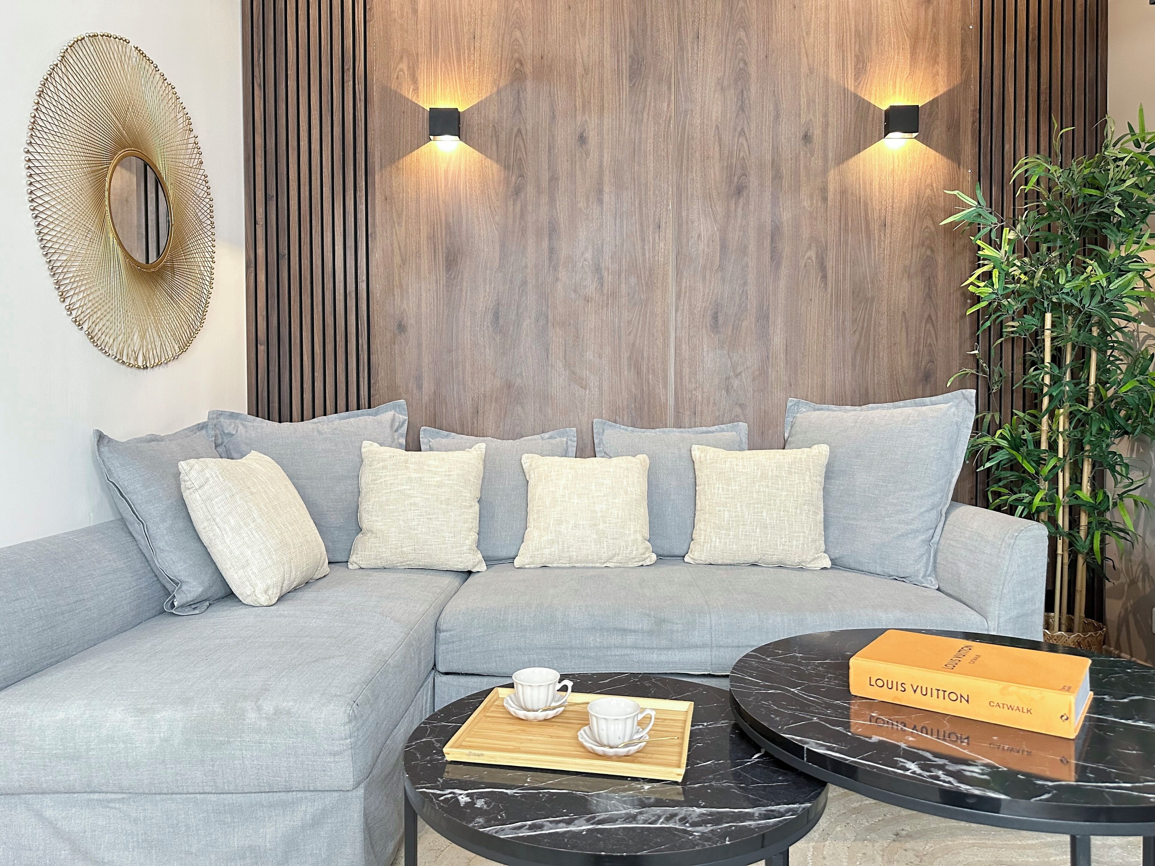 デラックス デュープレックス シティビュー | リビング エリア | 80 cmのスマートテレビ (デジタル放送視聴可)