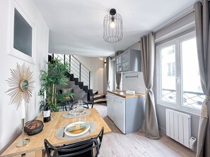 Deluxe Duplex, City View | Dining room