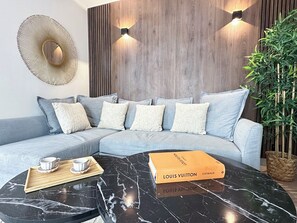 デラックス デュープレックス シティビュー | リビング エリア | 80 cmのスマート テレビ (デジタル放送視聴可)