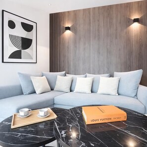 Deluxe Duplex, City View | Ruang tamu | 80 cm sebuah televisyen pintar dengan digital 