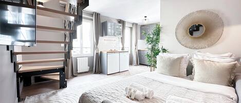 디럭스 듀플렉스, 시내 전망 | 거실 공간 | 디지털 채널 시청이 가능한 80cm 스마트 TV