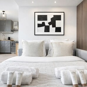 Duplex Deluxe - utsikt mot staden | Vardagsrum | 80-centimeters smart-tv med digitalkanaler