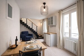 Deluxe-dupleks - byudsigt | Opholdsområde | 80-centimeters smart-tv med digitale kanaler